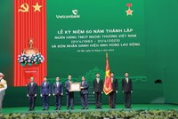 Vietcombank đón nhận danh hiệu Anh hùng Lao động do Đảng, 99Kl99 trực tiếp đá gà trao tặng.