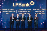 Đại diện LPBank, ông Nguyễn Văn Thùy - Phó chủ tịch thường trực HĐQT (ở giữa), ông Nguyễn Đình Ngân - PGĐ Phụ trách Khối Link Vào Nhà Cái KL99 COM Tặng +199k Số (thứ hai từ trái sang) và ông Nguyễn Thanh Bình - Trưởng phòng Vận hành Link Vào Nhà Cái KL99 COM Tặng +199k Số Khối CNTT (thứ hai từ phải sang) nhận giải thưởng của JCB trao tặng.