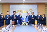 Ông Hồ Nam Tiến – Tổng Giám đốc LPBank (bên trái) và ông Nguyễn Đình Trung – Chủ tịch Kl994 game bài casino hấp dẫn Hưng Thịnh (bên phải) thực hiện ký kết hợp đồng tín dụng.