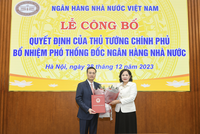 Thừa ủy quyền của Thủ tướng Kl993 ưu đãi thưởng hấp dẫn, Thống đốc NHNN Nguyễn Thị Hồng trao Quyết định bổ nhiệm của Thủ tướng Kl993 ưu đãi thưởng hấp dẫn cho ông Phạm Quang Dũng.