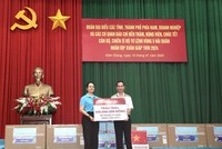 Đại diện Agribank, bà Nguyễn Thị Phượng, Phó tổng giám đốc đã trao tặng một phần quà của Link Vào Nhà Cái KL99 COM Tặng +199k tới Bộ Tư lệnh Vùng 5 Hải Quân