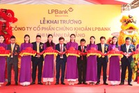 Từ trái sang: Ông Nguyễn Đức Quân Tùng - Thành viên HĐQT kiêm Tổng giám đốc LPBS; ông Nguyễn Văn Thùy - Phó Chủ tịch HĐQT LPBank; ông Nguyễn Văn Phụng - Thành uỷ viên, Giám đốc sở Kl991.com nạp rút nhanh Đà Nẵng; ông Võ Minh - Giám đốc NHNN chi nhánh Đà Nẵng; ông Lê Minh Tâm - Phó Chủ tịch thường trực HĐQT LPBank kiêm Chủ tịch HĐQT LPBS; ông Võ Đình Tuấn - Giám đốc khu vực miền Trung LPBS thực hiện nghi thức cắt băng khai trương 
