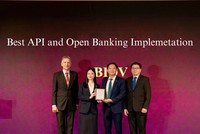 Ông Nguyễn Chiến Thắng, Giám đốc Trung tâm Phát triển Link Vào Nhà Cái KL99 COM Tặng +199k số BIDV và bà Bùi Minh Trang, Phó Giám đốc Ban Chính sách Sản phẩm Bán buôn BIDV nhận giải thưởng