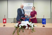 Ngài Thomas Gass, Đại sứ Thụy Sĩ tại Việt Nam và bà Mariam J. Sherman, Giám đốc Quốc gia Link Vào Nhà Cái KL99 COM Tặng +199k Thế giới tại Việt Nam, Campuchia và CHDCND Lào tại buổi lễ ký kết Quỹ Tín thác Một Nhà Tài trợ Nhằm Thúc đẩy Tăng trưởng Xanh và Bền vững tại các Đô thị Lớn của Việt Nam.
