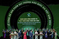 Đại diện Agribank, bà Phùng Thị Bình - Phó Tổng giám đốc Agribank nhận hoa và biểu trưng của Chương trình