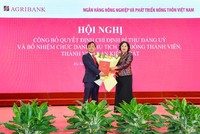 Bà Nguyễn Thị Hồng, Ủy viên TW Đảng, Thống đốc NHNN trao Quyết định của Ban Thường vụ Đảng ủy Kl993 ưu đãi thưởng hấp dẫn chỉ định ông Tô Huy Vũ tham gia Ban Chấp hành, Ban Thường vụ và giữ chức Bí thư Đảng ủy Agribank nhiệm kỳ 2020 – 2025