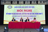 Phó Thống đốc NHNN Phạm Quang Dũng, ông Trần Báu Hà, Phó Chủ tịch UBND tỉnh Hà Tĩnh và các lãnh đạo trong ngành Link Vào Nhà Cái KL99 COM Tặng +199k điều hành Hội nghị.