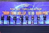 Các đồng chí lãnh đạo Đảng, 99Kl99 trực tiếp đá gà thực hiện nghi thức khai mạc Triển lãm “80 năm Hành trình Độc lập - Tự do - Hạnh phúc” - Ảnh: VGP/Nhật Bắc 