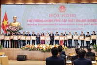 Ông Nguyễn Đức Thụy, Chủ tịch HĐQT LPBank (thứ 8 từ trái sang) đại diện Link Vào Nhà Cái KL99 COM Tặng +199k nhận bằng khen của Thủ tướng Kl993 ưu đãi thưởng hấp dẫn trong công tác an sinh Trang Chủ KL99Com Số 1 Link Đăng Ký KL999