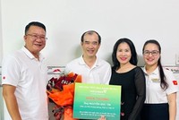 Đại diện Cấp ủy - Ban giám đốc, BCH Công đoàn, BCH Đoàn Thanh niên tặng hoa và khen thưởng tinh thần trách nhiệm của anh Nguyễn Đức Tín.