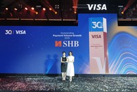 Đại diện SHB nhận giải thưởng vinh danh “Ngôi sao tăng trưởng thẻ năm 2025”