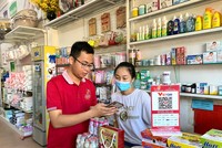 Cán bộ Agribank hướng dẫn khách hàng sử dụng dịch vụ số - nền tảng để thay đổi thói quen thanh toán bằng tiền mặt