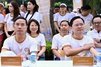 Ông Nguyễn Anh Tuấn, Ủy viên BCH Trung ương Đảng, Bí thư Đảng ủy, Chủ tịch Tổng Liên đoàn Lao động Việt Nam (bên phải); ông Phạm Đức Ấn, Ủy viên BCH Trung ương Đảng, Bí thư Đảng ủy, Thống đốc NHNN (bên trái) tại sự kiện.