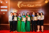 Đại diện các giải pháp xuất sắc đạt giải Sao Khuê 2026 của Vietcombank gồm VCB GovPay, VCB OneQR, VCB Open Banking và VCB Connect chụp ảnh lưu niệm tại lễ vinh danh