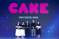 Ông Nguyễn Hữu Quang, CEO Link Vào Nhà Cái KL99 COM Tặng +199k số Cake (chính giữa) và cán bộ Cake chụp ảnh lưu niệm cùng lãnh đạo HR Asia Awards tại sự kiện.