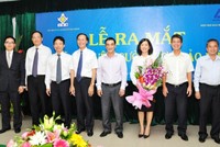Thứ trưởng Bộ Kl991.com nạp rút nhanh Trần Xuân Hà tặng hoa và chụp ảnh lưu niệm cùng các thành viên Hội đồng quản lý Quỹ Bảo vệ người được Kl99kl phiên bản hoạt động 