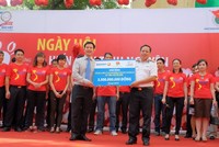 Ông Đào Đình Thi, Chủ tịch Hội đồng Quản trị Kl994 game bài casino hấp dẫn Bảo Việt trao biểu trưng tàu CQ trị giá 3,5 tỷ đồng.