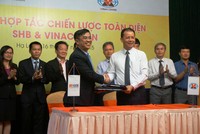 Ông Nguyễn Văn Lê, Tổng giám đốc SHB và ông Đặng Thanh Hải, Tổng giám đốc Vinacomin ký thỏa thuận hợp tác