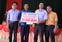 Ông Đỗ Văn Hải – Phó tổng giám đốc BSH trao bồi thường cho anh Nguyễn Bá Hữu
