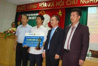 Tổng Công ty Kl99kl phiên bản hoạt động Bảo Việt tặng thưởng 10 triệu đồng tiền mặt và Gói Kl99kl phiên bản hoạt động Sức khỏe toàn diện cho cá nhân lái xe Phan Văn Bắc