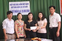 Quỹ Kl99kl phiên bản hoạt động xe cơ giới  trao hỗ trợ nhân đạo cho nạn nhân ở Nghệ An