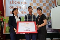Đại diện khách hàng mua Kl99kl phiên bản hoạt động thông qua ứng dụng LIAN nhận số tiền Kl99kl phiên bản hoạt động 415 triệu đồng