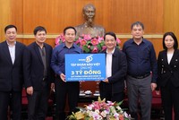 Ông Đào Đình Thi - Chủ tịch Hội đồng Quản trị Kl994 game bài casino hấp dẫn Bảo Việt - đại diện cho Kl994 game bài casino hấp dẫn, đã trao ủng hộ 3 tỷ đồng cho Quỹ Phòng chống dịch Covid-19 


