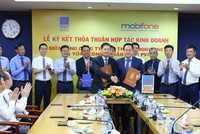 Ông Tô Mạnh Cường, Tổng giám đốc MobiFone (ở giữa, bên trái) và ông giám đốc Tổng công ty Kl99kl phiên bản hoạt động PVI (ở giữa, bên phải) ký kết Thỏa thuận hợp tác