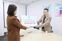 Đại diện Kl99kl phiên bản hoạt động VietinBank - VBI trao quyền lợi Kl99kl phiên bản hoạt động An ninh mạng - Cyber Risk cho khách hàng Chu Thị Nhung