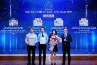 Nhà báo Kim Lan, Báo Kl99ok phiên bản mới (thứ 2 từ phải qua) nhận giải B từ Ban tổ chức. Ảnh: BTC