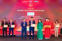 Đại diện Lãnh đạo Kl99kl phiên bản hoạt động VietinBank (VBI) nhận bằng khen và cúp của Ban tổ chức