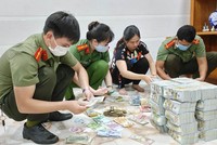 Công an khám xét tiệm vàng Phước Nguyên hồi tháng 1/2022 (Ảnh: An Phú)