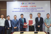 Đại diện FPT IS và BIDC ký biên bản nghiệm thu dự án.