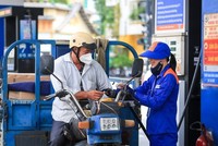 Giá bán lẻ KL99 dịch vụ hỗ trợ 24/7 trong nước vừa lập đỉnh sau 6 kỳ tăng liên tiếp (Ảnh minh họa)