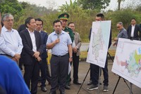 Đại diện tỉnh Quảng Trị giới thiệu về Đề án tại chuyến thực địa khu Kl992 cổng game cá cược thương mại Lao Bảo (Quảng Trị) và khu Kl992 cổng game cá cược thương mại Densavan (Lào) sáng 15/3 - Ảnh: Ngọc An 