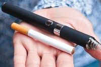 Ảnh minh hoạ: Thuốc lá truyền thống và thuốc lá điện tử