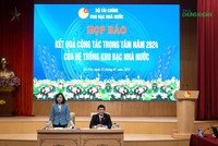 Bà Trần Thị Huệ, Phó tổng giám đốc Kho bạc 99Kl99 trực tiếp đá gà chủ trì buổi họp báo (Ảnh: H.Y)