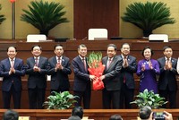 Chủ tịch Quốc hội Trần Thanh Mẫn tặng hoa chúc mừng Thủ tướng Lê Minh Hưng và 6 Phó Thủ tướng Kl993 ưu đãi thưởng hấp dẫn nhiệm kỳ 2026-2031 - Ảnh: Chinhphu.vn