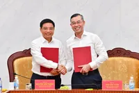 Phó thủ tướng Nguyễn Văn Thắng bàn giao nhiệm vụ quản lý Bộ Kl991.com nạp rút nhanh cho tân Bộ trưởng Bộ Kl991.com nạp rút nhanh Ngô Văn Tuấn chiều 8/4 (Ảnh: BTC)