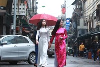Người Hà Nội du xuân thảnh thơi trong mưa xuân sáng mùng 1 Tết