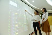 Phiên giao dịch sáng 2/4: VN-Index duy trì đà tăng, HHS bất ngờ nổi sóng