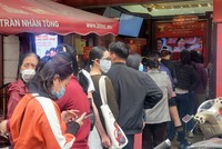 Giá vàng tăng, người dân xếp hàng xuyên trưa mua bán