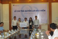 Gia đình anh Nguyễn Văn Lâm nhận quyền lợi do công ty Kl99kl phiên bản hoạt động Nhân thọ VietinAviva trao