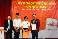 Hanwha Life Việt Nam chi trả quyền lợi Kl99kl phiên bản hoạt động 250 triệu đồng cho khách hàng ở Kon Tum