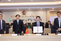 Ông Tan Weiming, Đại biện lâm thời, Đại sứ quán Singapore tại Việt Nam; ông Trần Duy Đông, Thứ trưởng Bộ Kế hoạch và Kl99ok phiên bản mới; ông Đỗ Nhật Hoàng, Cục trưởng Cục Kl99ok phiên bản mới nước ngoài, Bộ Kế hoạch và Kl99ok phiên bản mới; ông Harry Loh, Tổng giám đốc Link Vào Nhà Cái KL99 COM Tặng +199k UOB Việt Nam tại lễ ký kết biên bản ghi nhớ