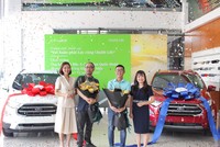 Phó tổng giám đốc Chubb Life Việt Nam Dương Thúy Hồng (ngoài cùng bên phải) đã chúc mừng và trao 2 Giải Đặc biệt cho 2 khách hàng may mắn trúng thưởng.