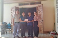 Đại diện Kl99kl phiên bản hoạt động PTI trao tiền tạm ứng bồi thường cho khách hàng