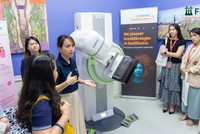 Đại diện Siemens Healthineers giải thích cách thức hoạt động của máy 3D với công nghệ transpara® AI