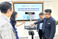 Đại diện Elite Dental và khách mời cùng quan sát và tìm hiểu về thiết kế cải tiến của thiết bị