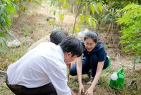 Bà Châu Thiên Trúc Quỳnh (Giám đốc điều hành Khối Tư vấn Kl99ok phiên bản mới – 99Kl99 link đăng nhập Vietcap) thực hiện trồng những cây đầu tiên cùng đại diện địa phương xã Tân Thành & Ban Quản lý rừng Dầu Tiếng 